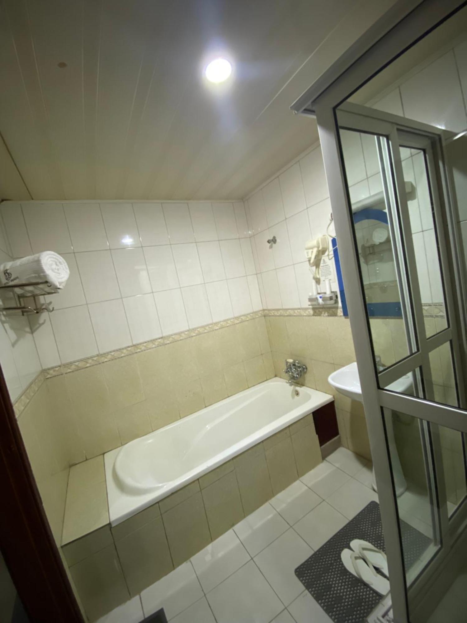 La Grande Hotel Kampala Bagian luar foto