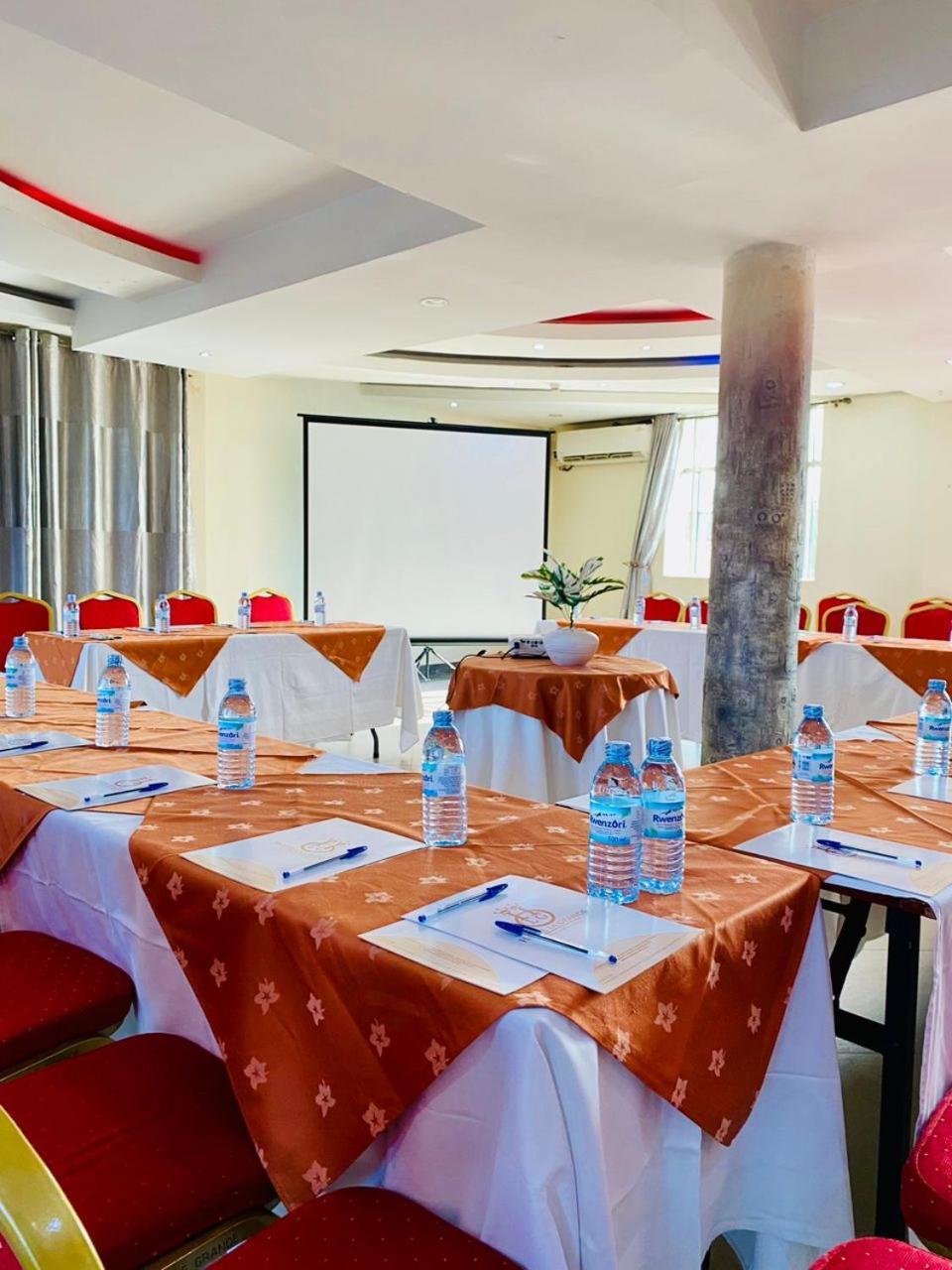 La Grande Hotel Kampala Bagian luar foto
