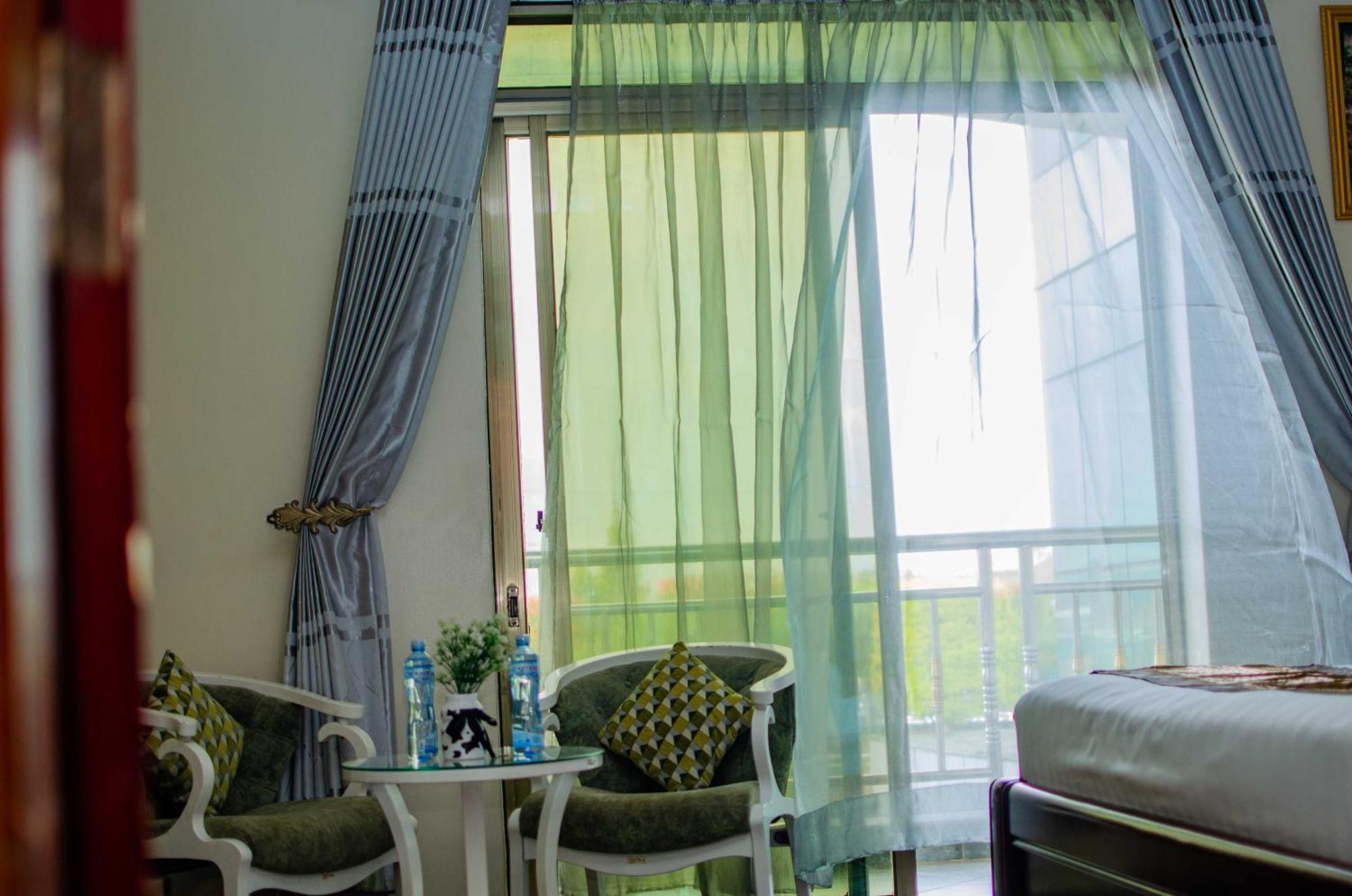 La Grande Hotel Kampala Bagian luar foto