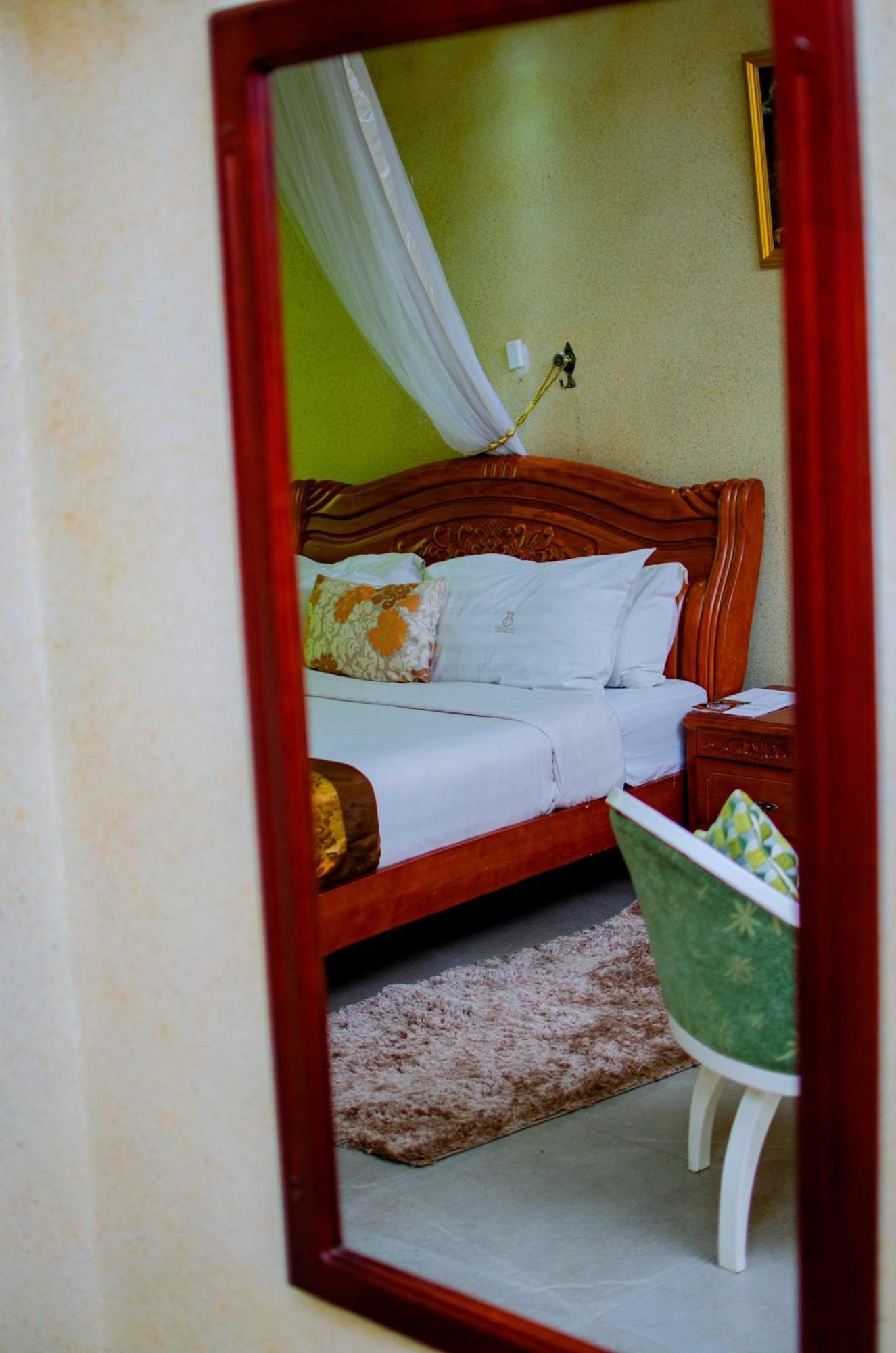 La Grande Hotel Kampala Bagian luar foto