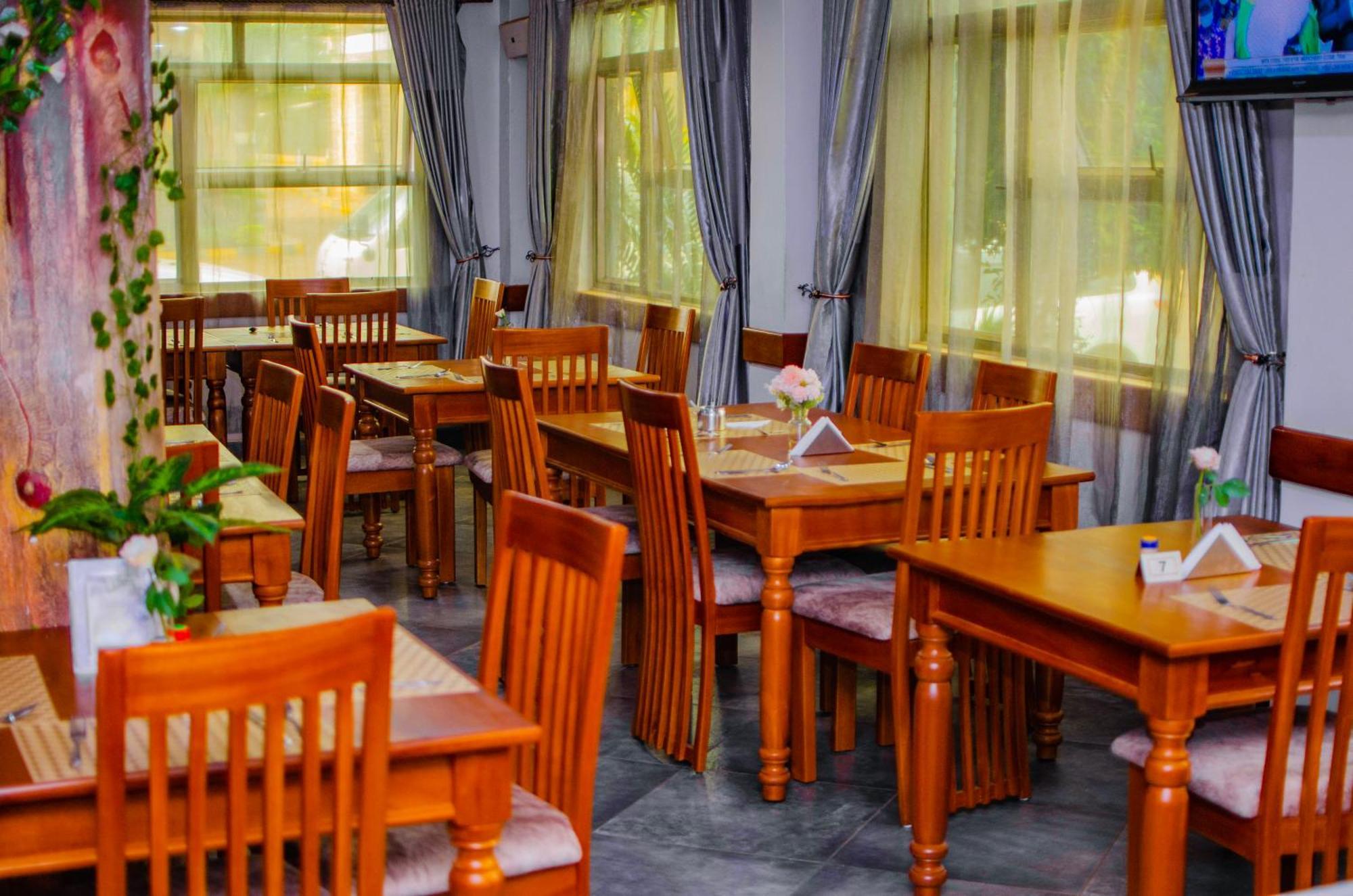 La Grande Hotel Kampala Bagian luar foto