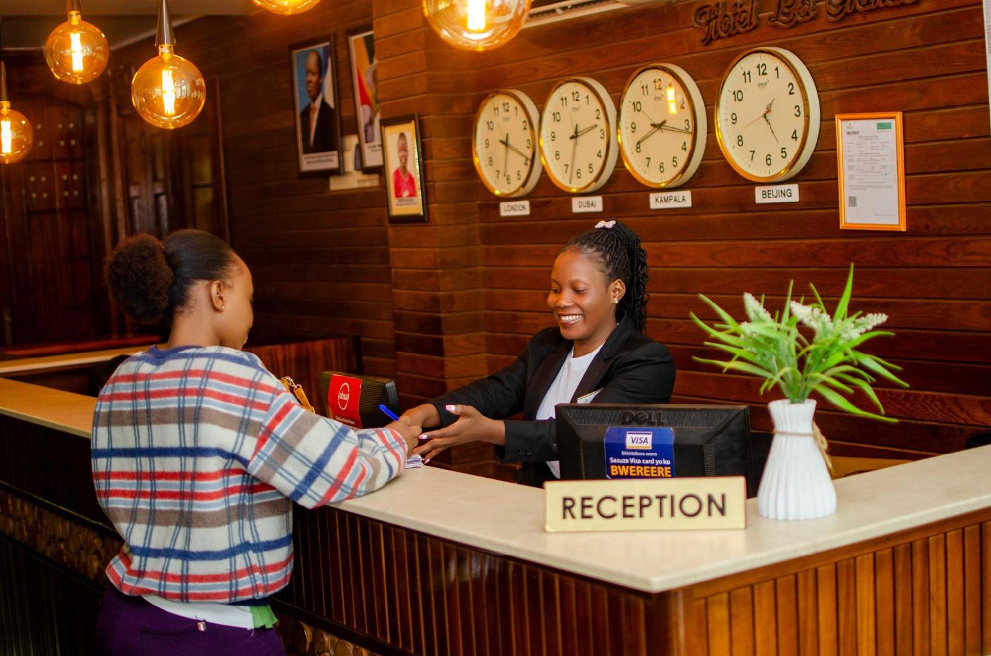 La Grande Hotel Kampala Bagian luar foto